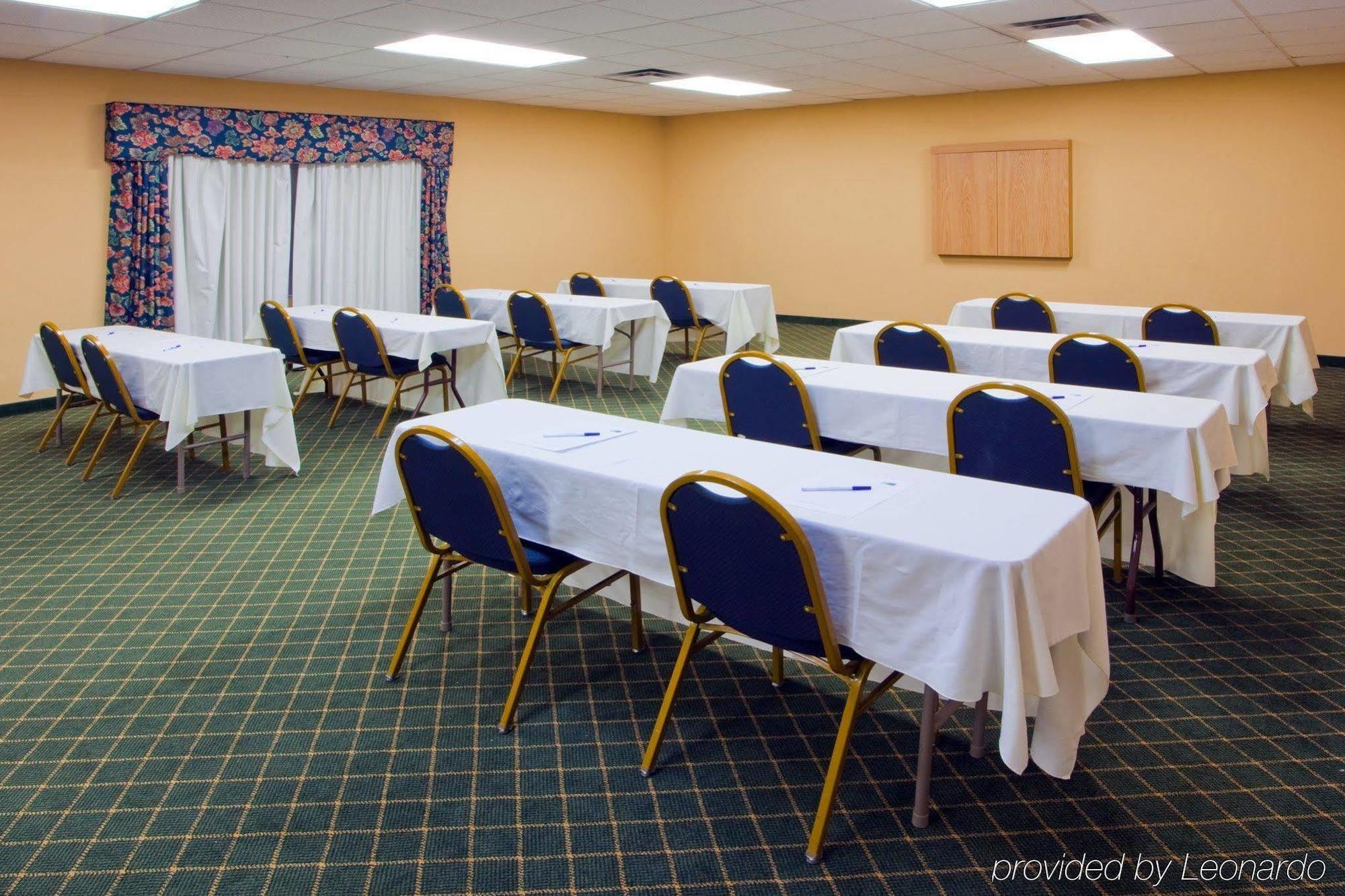 Holiday Inn Express Easton By Ihg Зручності фото